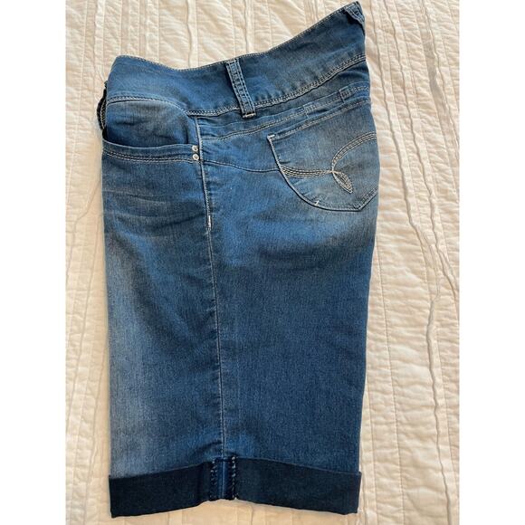 YMI WannaBettaButt? Jean shorts 9 Jr size. Lo-rise - Picture 8 of 10